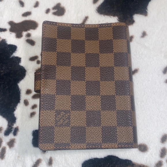 Louis Vuitton - Picture 4 of 5